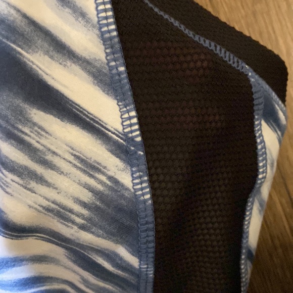 NWT - activewear leggings with mesh cutouts - Picture 3 of 4